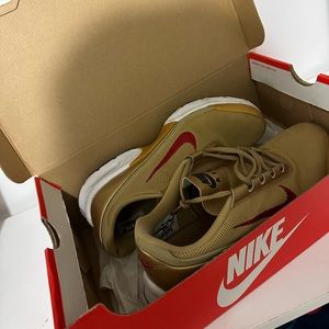 WMNS NIKE AIR MAX JEWELL QS METALLIC GOLD-VARSITY RED